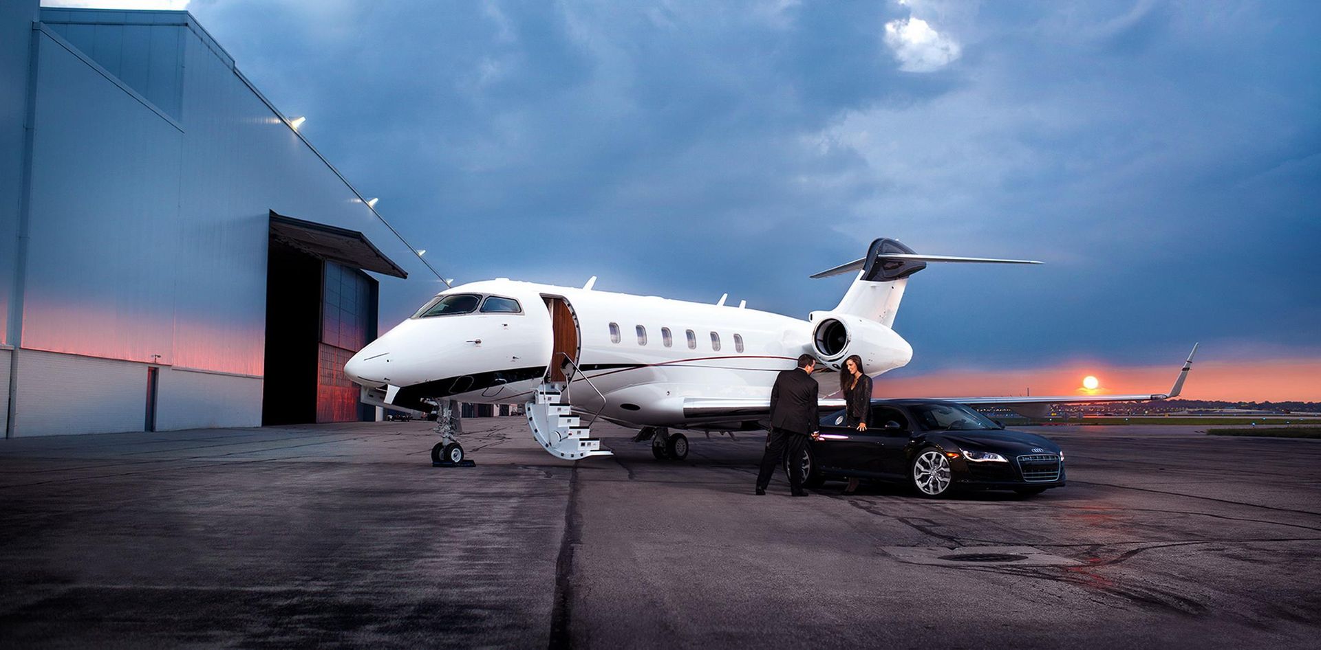 самолет с турбинами на хвосте. красивый самолет. самолет взлетает. Airbus a319 частный самолет. самолет недвижимым.